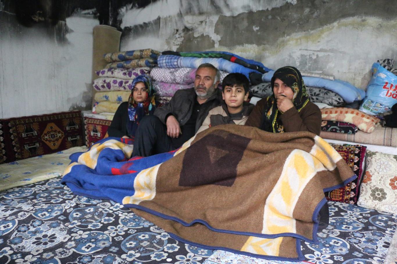 Bilinmeyen sebeple evleri yanan ailenin çaresizliği Bilinmeyen sebeple evleri yanan ailenin çaresizliği